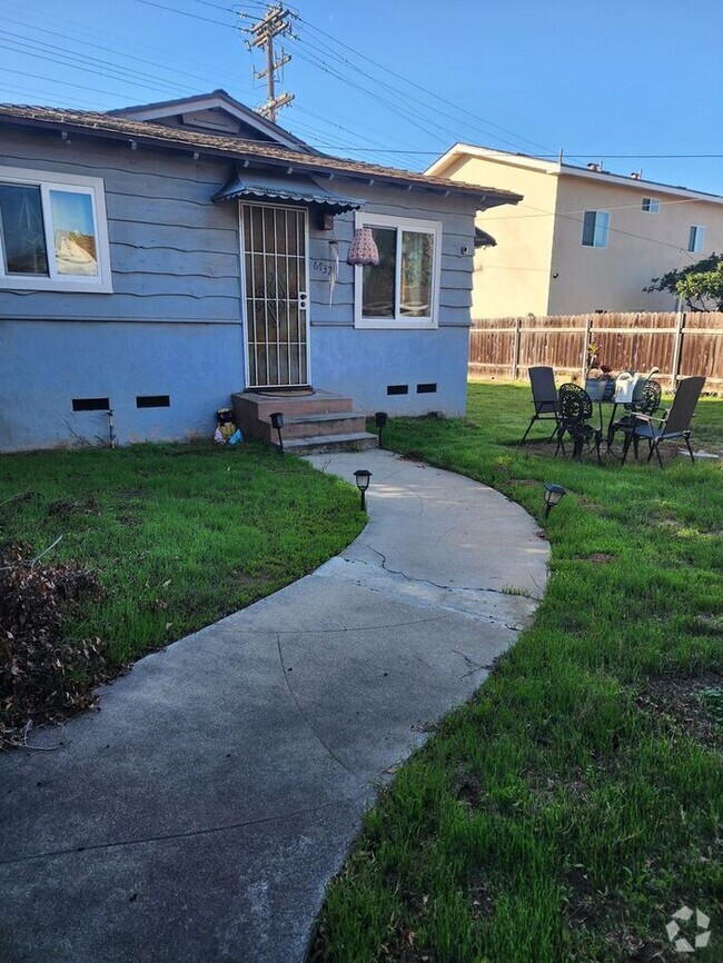 Building Photo - Vintage 1BR/BA Cottage with Garage and HUG...