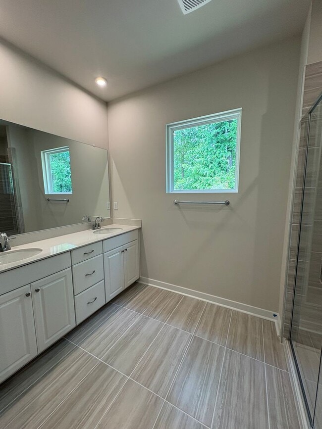 Building Photo - Beautiful End Unit Townhome in Griffith Lakes