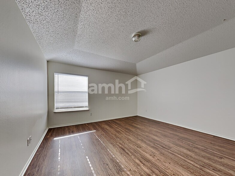 Building Photo - 816 Meadowlark Dr