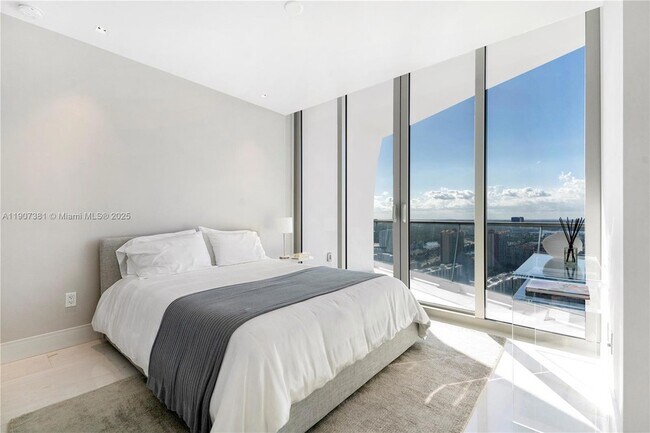 Building Photo - 16901 Collins Ave