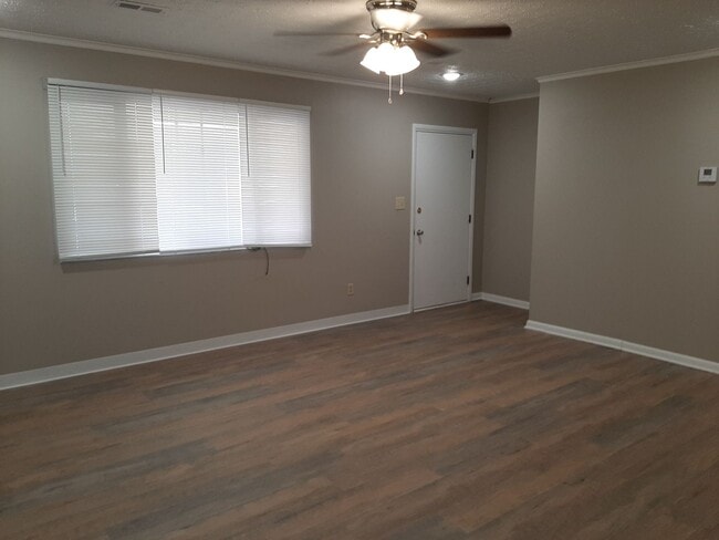 Building Photo - Totally Updated! New kitchen! 2 Living Areas! Kickapoo School District! $1,295