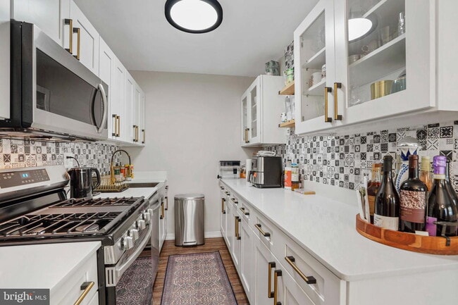 Building Photo - Welcome to this lovely and spacious fully remodeled 1 bedroom, 1 bath condo at The Cavendish