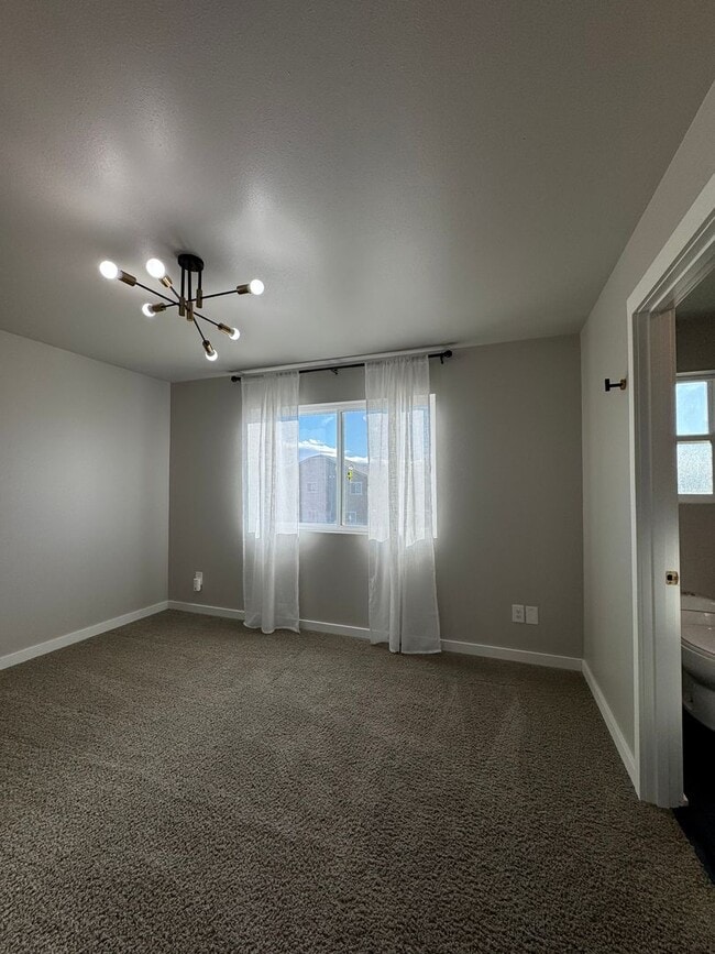 Building Photo - Newly Renovated & Ready to Impress!