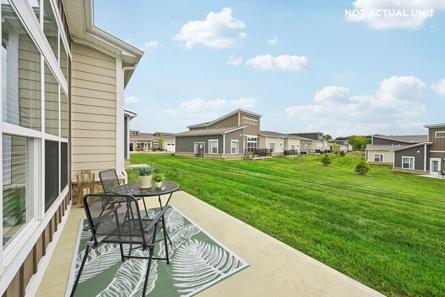 Building Photo - 933 Persimmon Ln