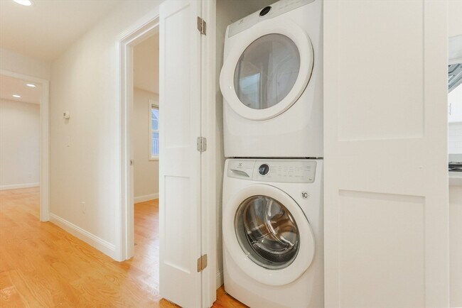 Building Photo - 375 Dorchester St