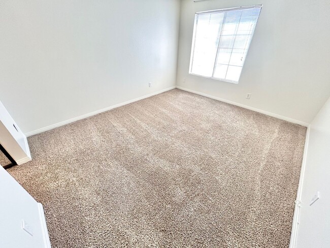 Building Photo - ADORABLE UPSTAIRS CONDO! 2 BEDROOM / 2 FUL...