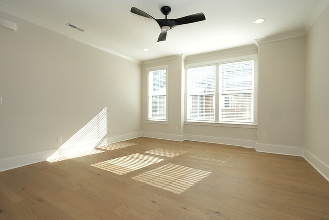 Building Photo - A beautiful home with 4 beds and 3 bath in...
