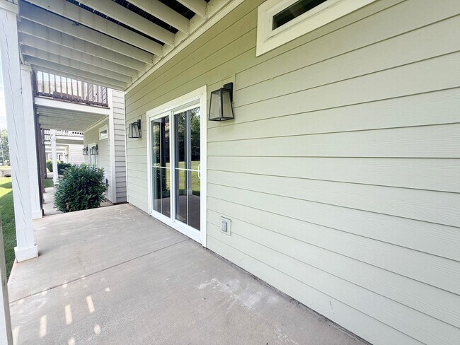 Building Photo - 4-Bedroom Home with Resort-Style Pool Access on Allison Way