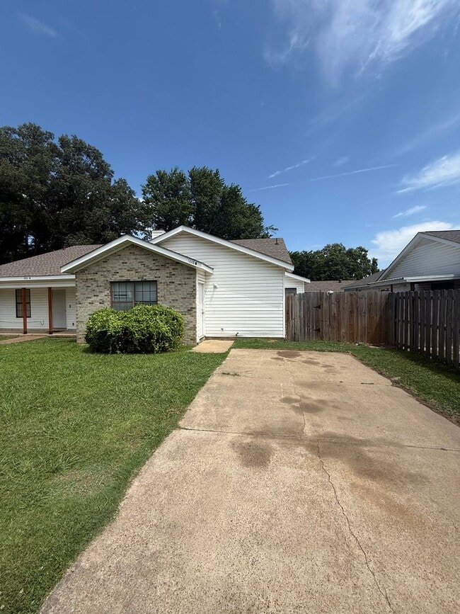 Primary Photo - 1618 W Matthews Ave