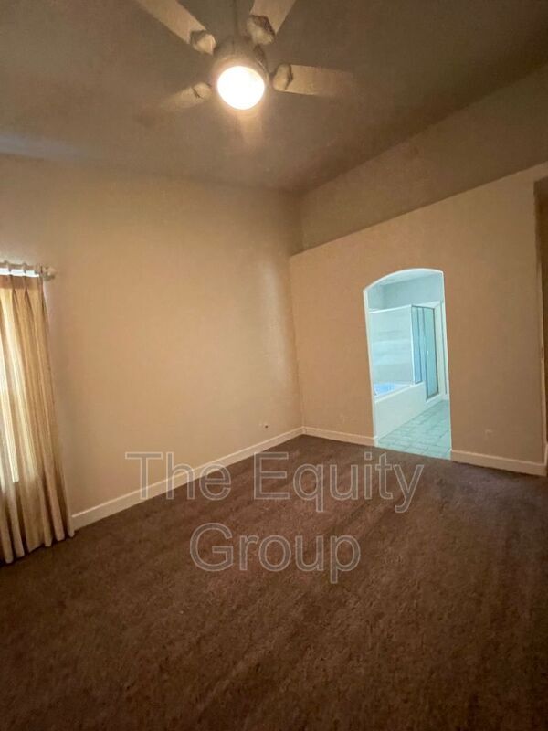 Building Photo - 608 W Evergreen Ct