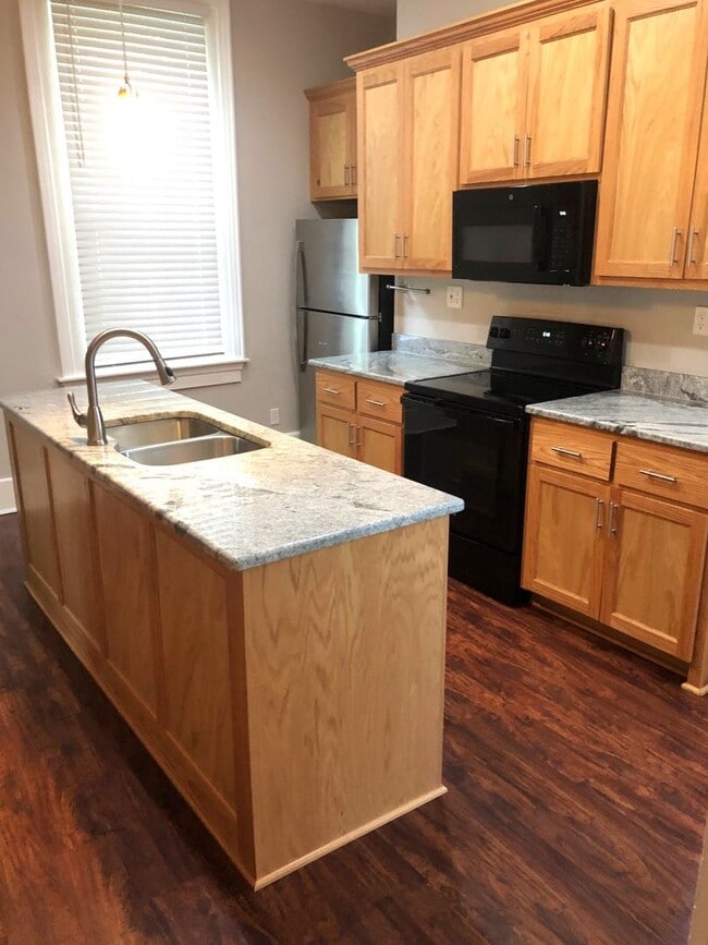 Building Photo - COMING SOON!! Historic 4 Bed, 2 Bath House
