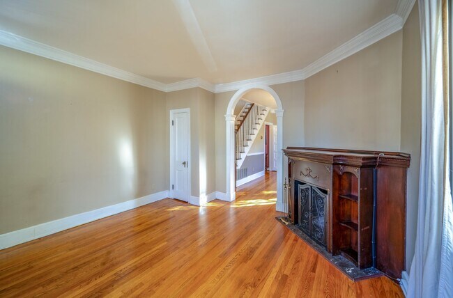 Building Photo - Historic Elegance in Old Town Alexandria