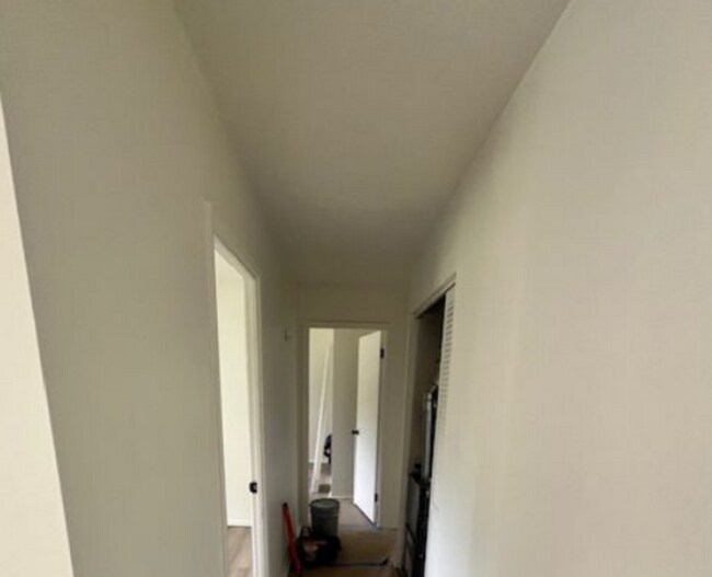 Building Photo - 4BR/1Ba house-Ready to make your new home!