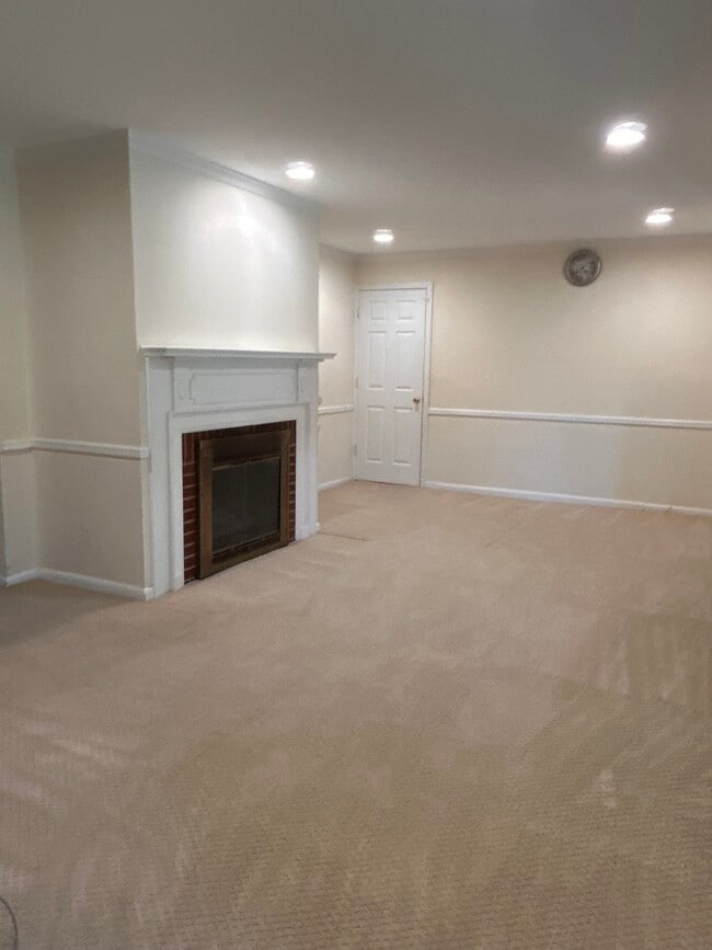 Building Photo - 879 Grove Ave