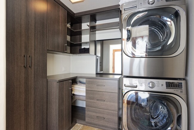 Building Photo - 661 Green Meadow Dr