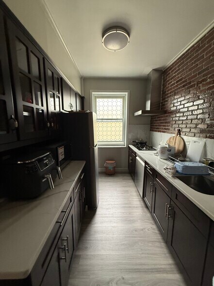 Building Photo - 1561 E 31st St
