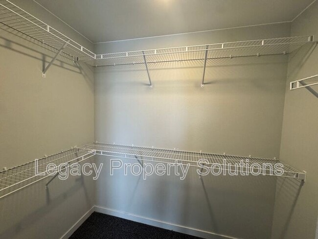 Building Photo - 208 E Greenfield Ln