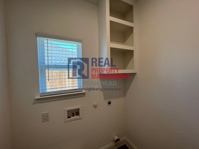 Building Photo - Stylish 3 Bed, 2 Bath Home in Gated Lakesi...