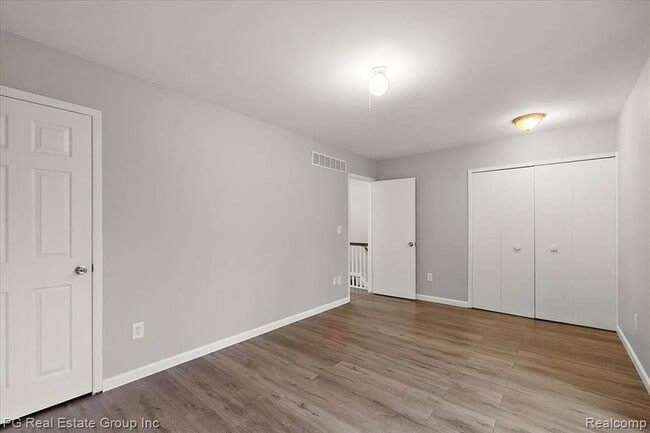 Building Photo - 1432 Oakbrook E Dr