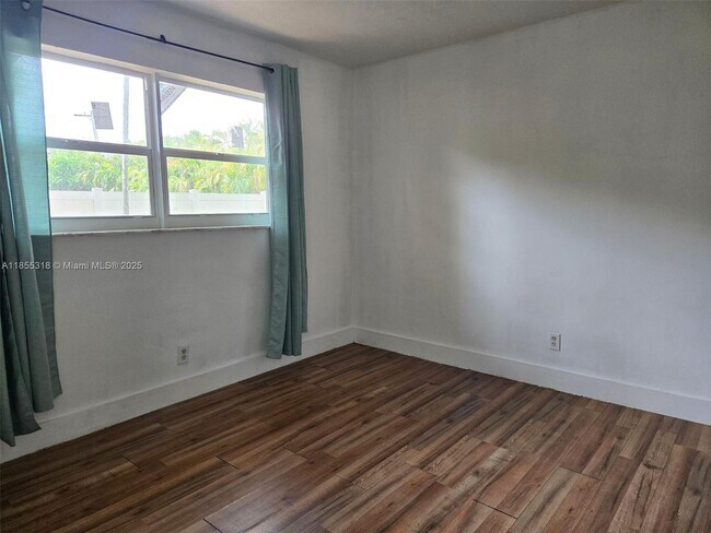 Building Photo - 4101 SW 54th Ct