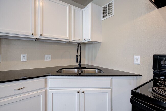 Building Photo - Bright & Stylish 2-Bedroom Close to the Plaza District