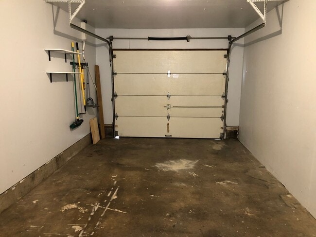 Building Photo - Beautifully updated 2 bed/1bath duplex in ...