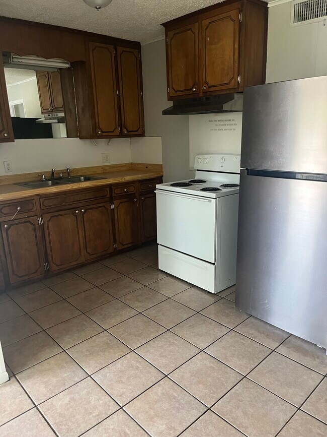 Building Photo - 403 Gulpha Dr