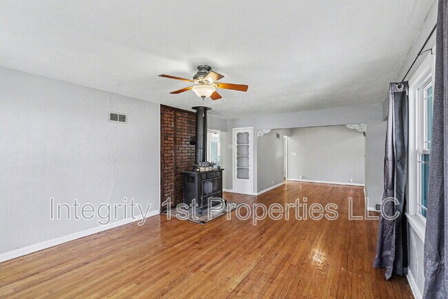 Building Photo - 211 SE 7th St