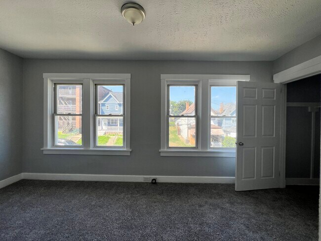 Bedroom 2/ Sunroom - 1413 Margaret St
