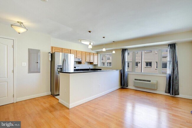 Building Photo - 738 Longfellow St NW
