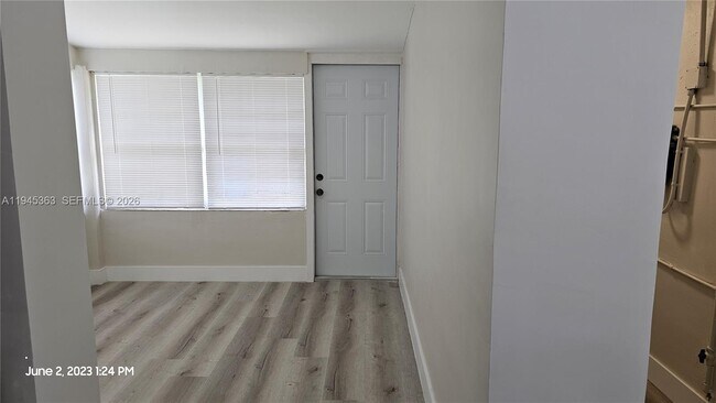 Building Photo - 626 S 28th Ave