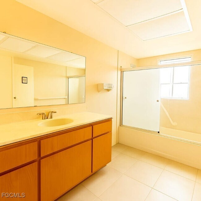 Building Photo - 1925 Gardner Ave