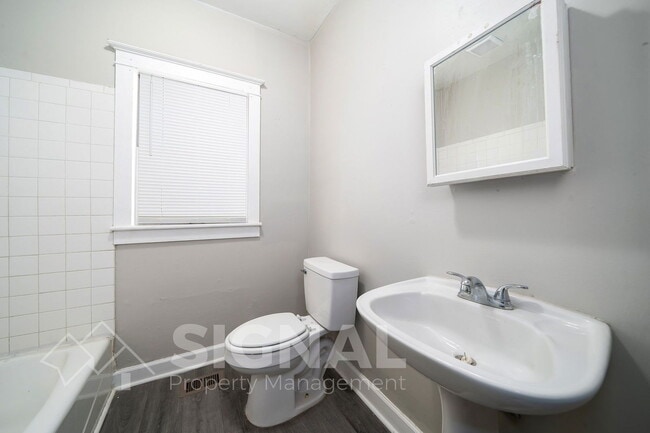 Building Photo - 1738 Damon St