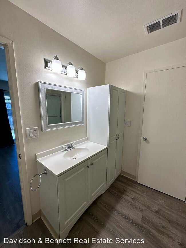Building Photo - 2 br, 1 bath House - 3985 Dunhill
