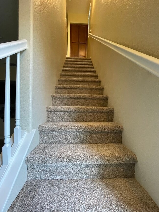 Building Photo - Beautifully Updated 3BD/2.5BA Townhouse in...