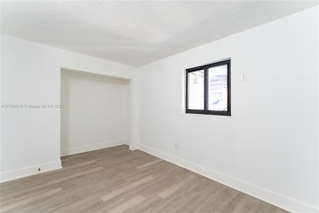 Building Photo - 1515 NW N River Dr