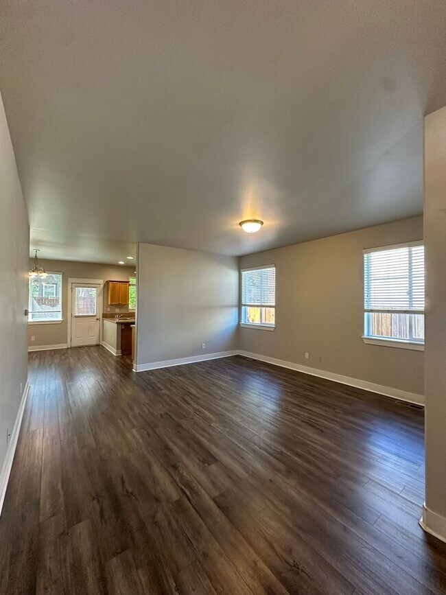 Building Photo - Beautiful home in SE Bend near Jewell Elementary!