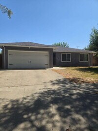 Building Photo - Fully Renovated Four Bedroom Home, Highly ...
