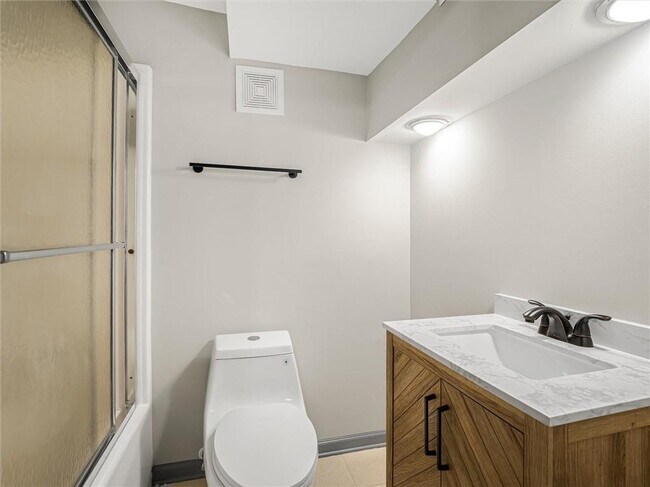 Building Photo - 6265 Lakeview Dr