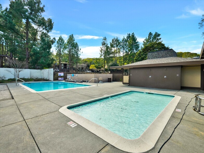 2 Pools - 38 Surrey Ln