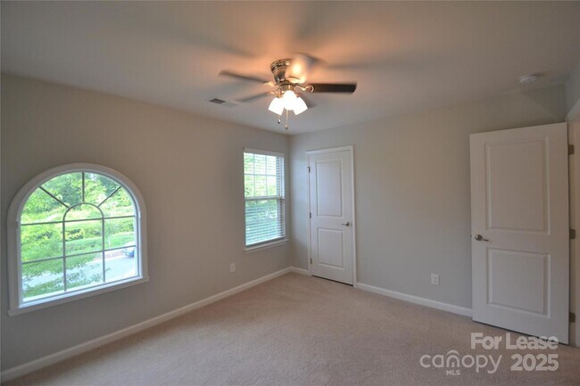 Building Photo - 1606 Fleetwood Dr