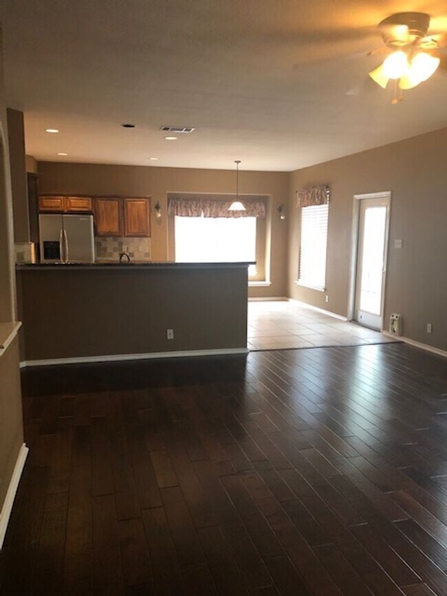 Building Photo - Beautiful home in gated community