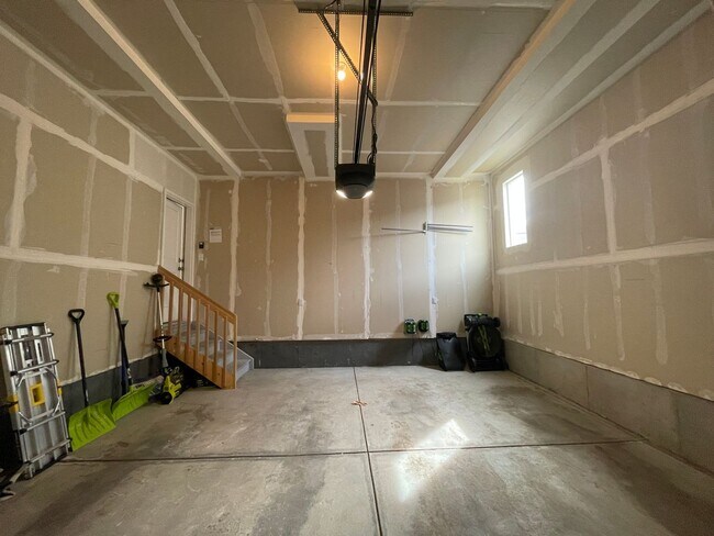 Building Photo - Stunning and spacious 4.5 bedroom, 3 bathroom home located in Morgan Hill