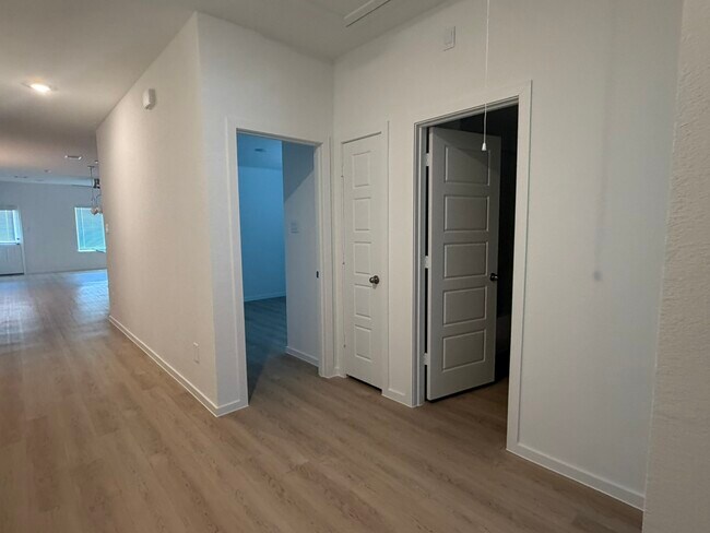 Building Photo - 523 Robin Ct