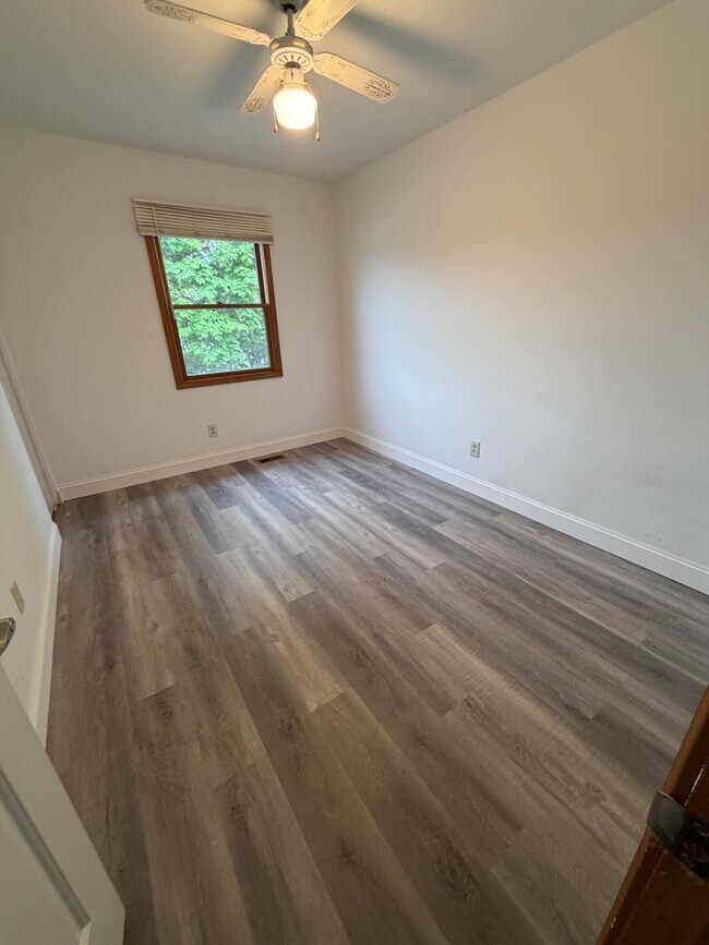 Building Photo - 122 Pine Glen Rd