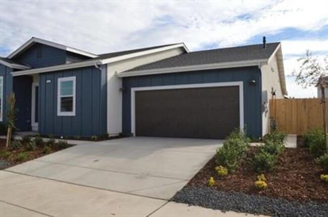 Building Photo - 2430 Bastidas Dr