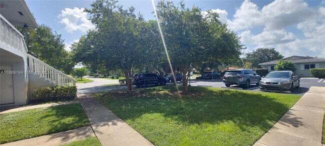 Building Photo - 4140 Woodside Dr