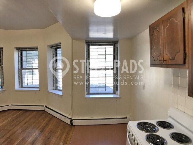 Building Photo - bedroom in Boston MA 02134