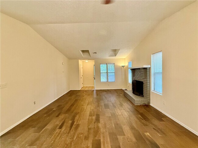 Building Photo - 930 N Century Dr