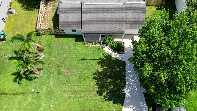 Building Photo - 618 SW Ray Ave